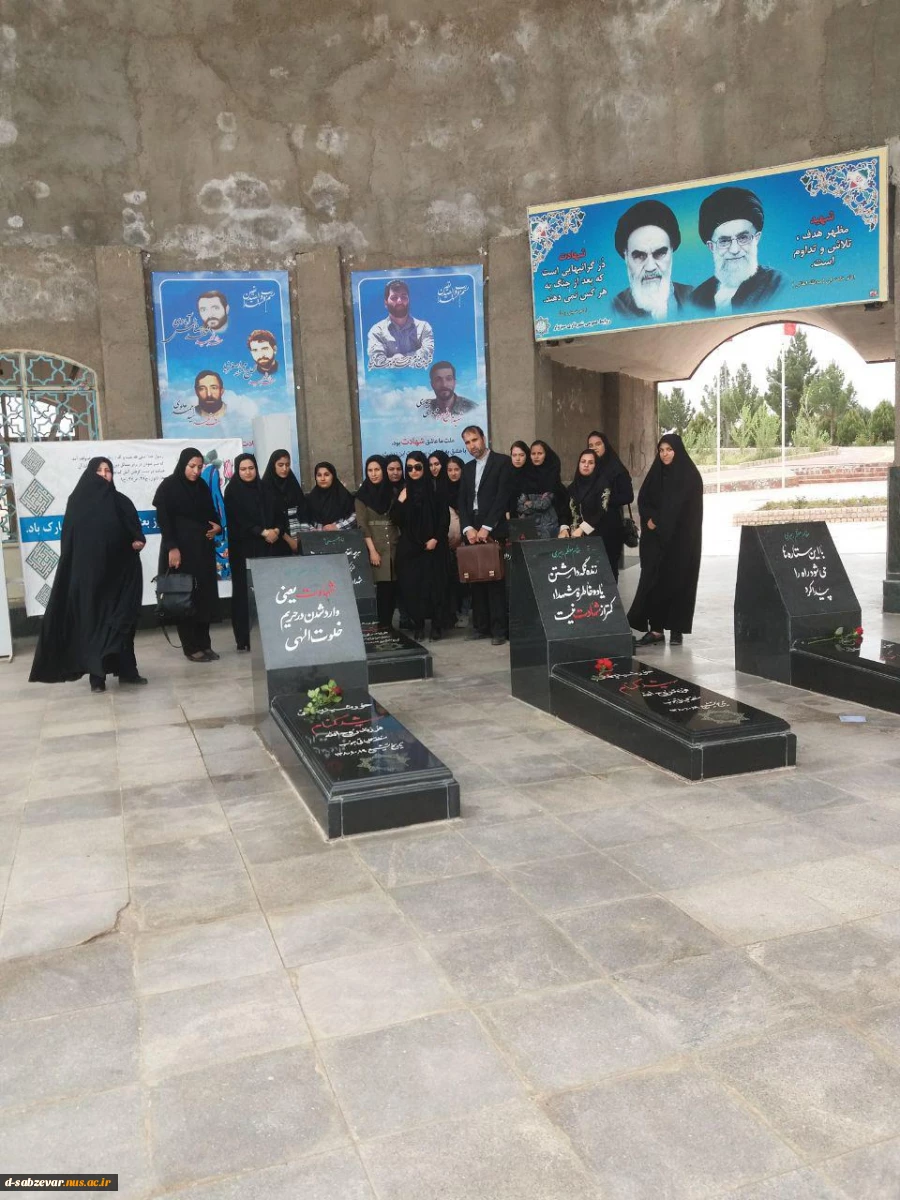 غبار روبی مزار مطهر شهدای گمنام توسط گروهی از دانشجویان وکارکنان در روز جانباز