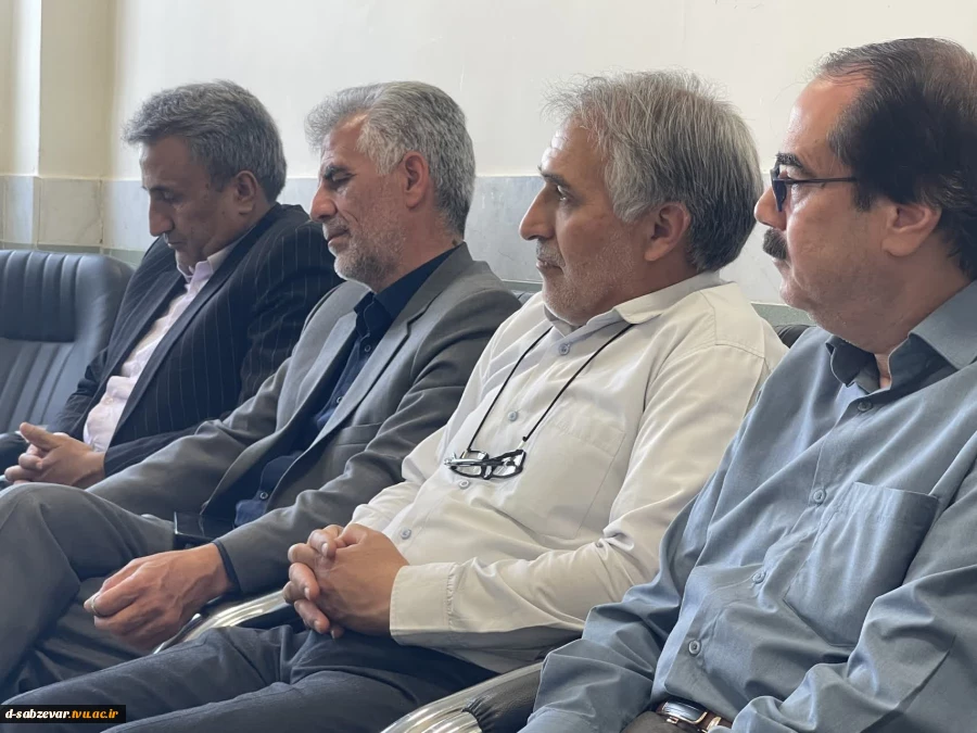 تجلیل از مدیران محترم گروه همزمان با هفته گرامیداشت مقام معلم با اهدا اولین دست ساخته های دانشجویان دانشکده ملی مهارت دختران سبزوار در کانون شکوفایی خلاقیت و نوآوری
