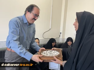تجلیل از مدیران محترم گروه همزمان با هفته گرامیداشت مقام معلم با اهدا اولین دست ساخته های دانشجویان دانشکده ملی مهارت دختران سبزوار در کانون شکوفایی خلاقیت و نوآوری
