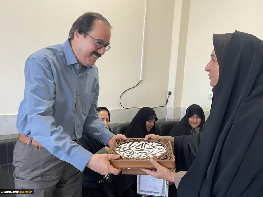 تجلیل از مدیران محترم گروه همزمان با هفته گرامیداشت مقام معلم با اهدا اولین دست ساخته های دانشجویان دانشکده ملی مهارت دختران سبزوار در کانون شکوفایی خلاقیت و نوآوری
